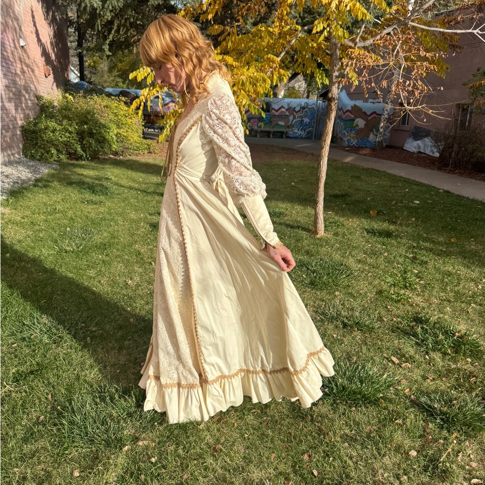 1960s Gunne Sax Ivory Lace Renaissance Prairie Maxi Dress Size 6 - Picture 4 of 13